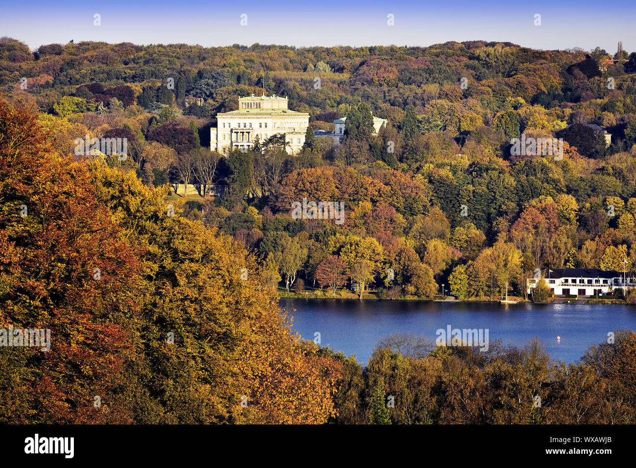 Villa Huegel e il lago Baldeneysee in autunno, Essen, la zona della Ruhr, Germania, Europa Foto Stock
