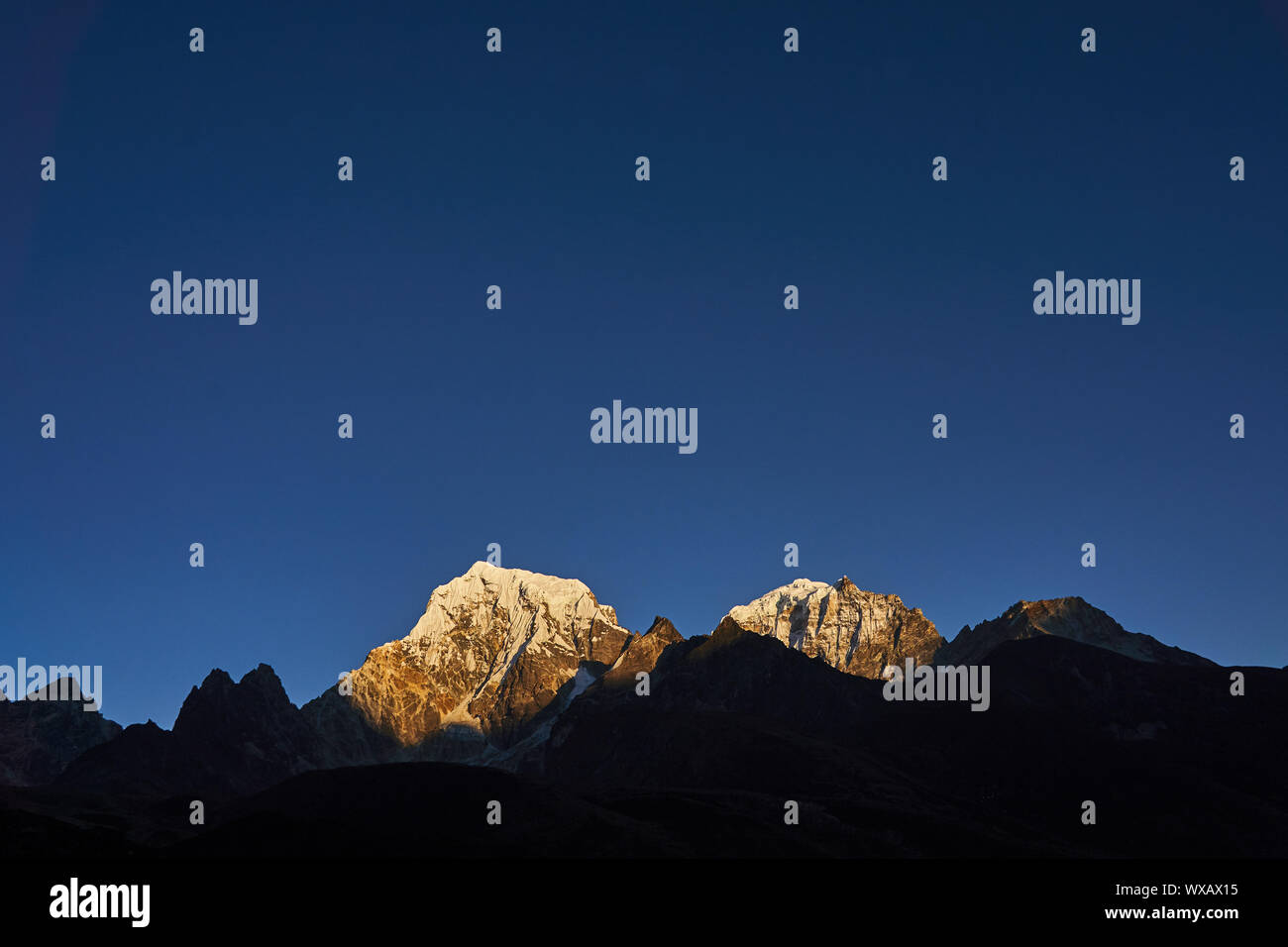 Montagne e Cholatse Taboche in Nepal al tramonto Foto Stock