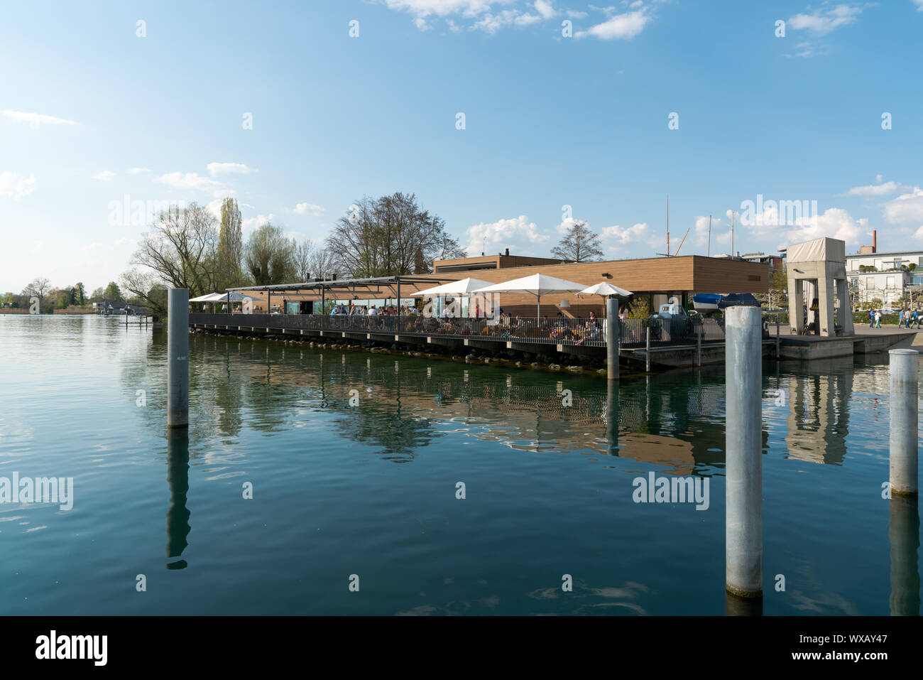 Zugo, ZG / Svizzera - 20 Aprile 2019: le persone godono di uscire a cena nel ristorante del porto sul lago Foto Stock