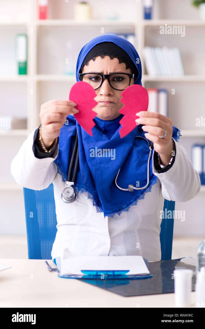 Medico donna in hijab lavorando in ospedale Foto Stock
