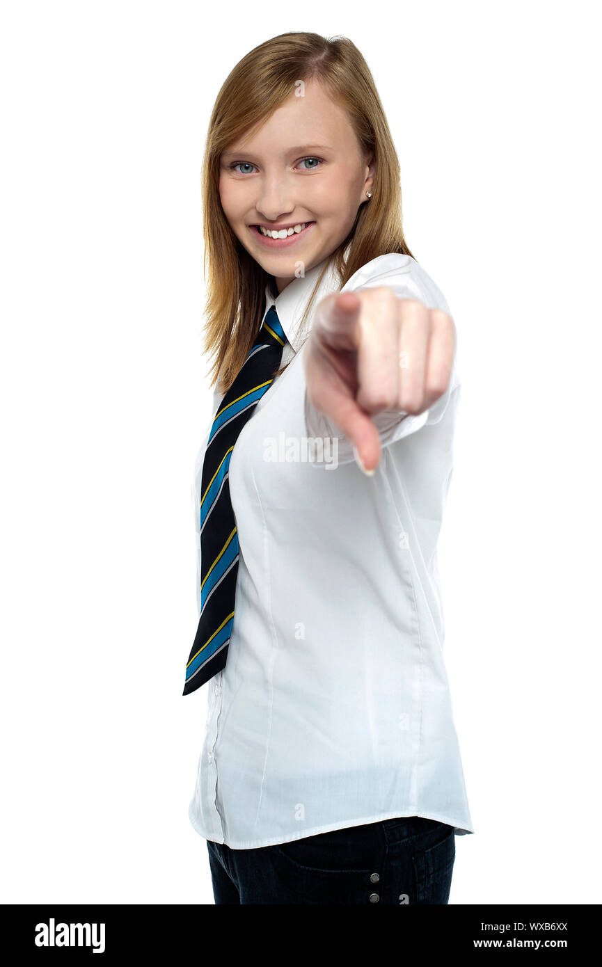 Affascinante ragazza piuttosto di usura formale rivolta verso la telecamera isolato su bianco. Foto Stock