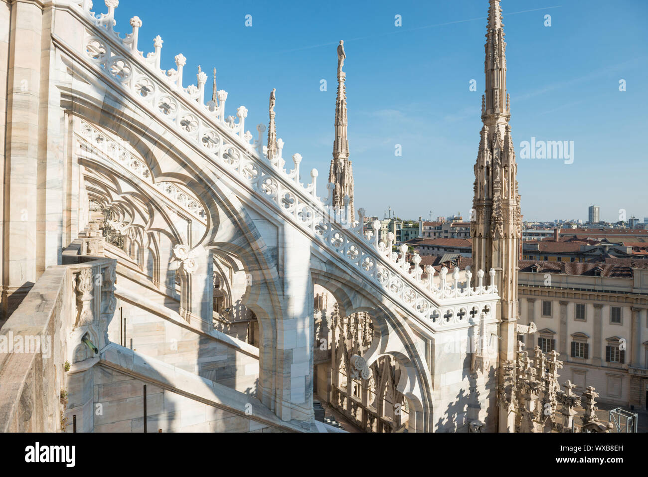 Statua bianca sulla parte superiore del Duomo Foto Stock