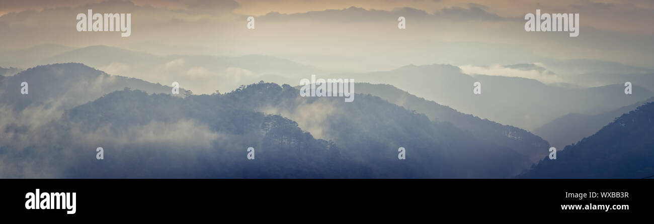 Bellissimo paesaggio di montagna al giorno di pioggia. Dalat, Vietnam. Panorama Foto Stock