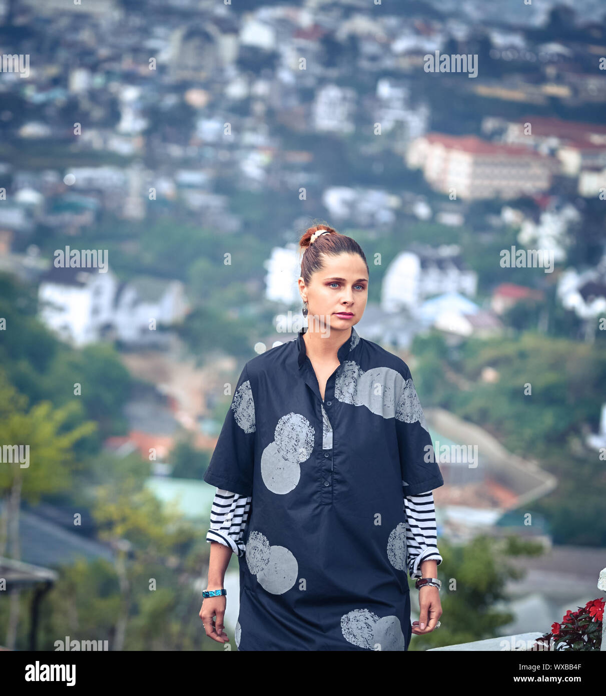 La donna che si affaccia sul panorama della città di Dalat, Vietnam Foto Stock