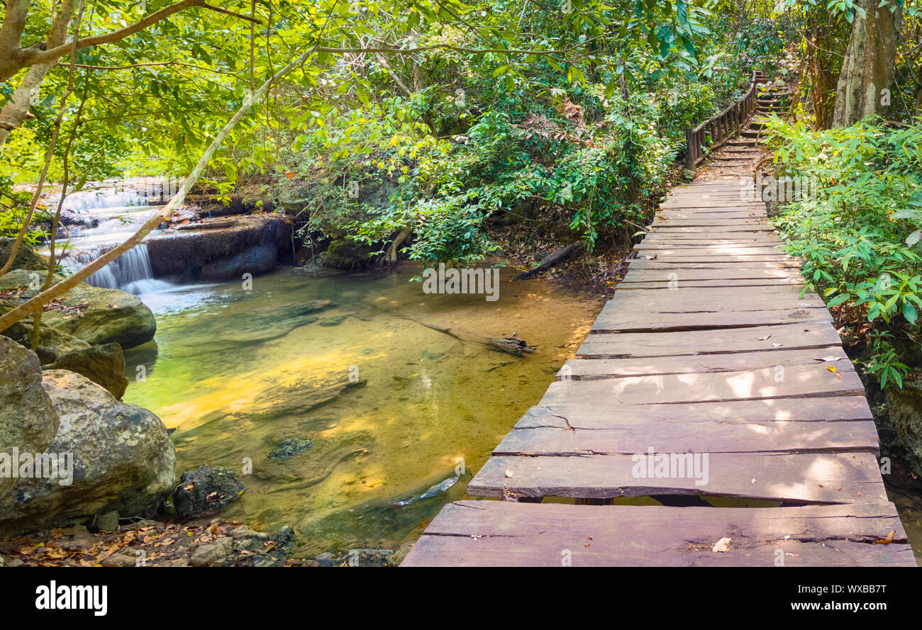 Bella cascata al Parco Nazionale di Erawan, Thailandia. Foto Stock