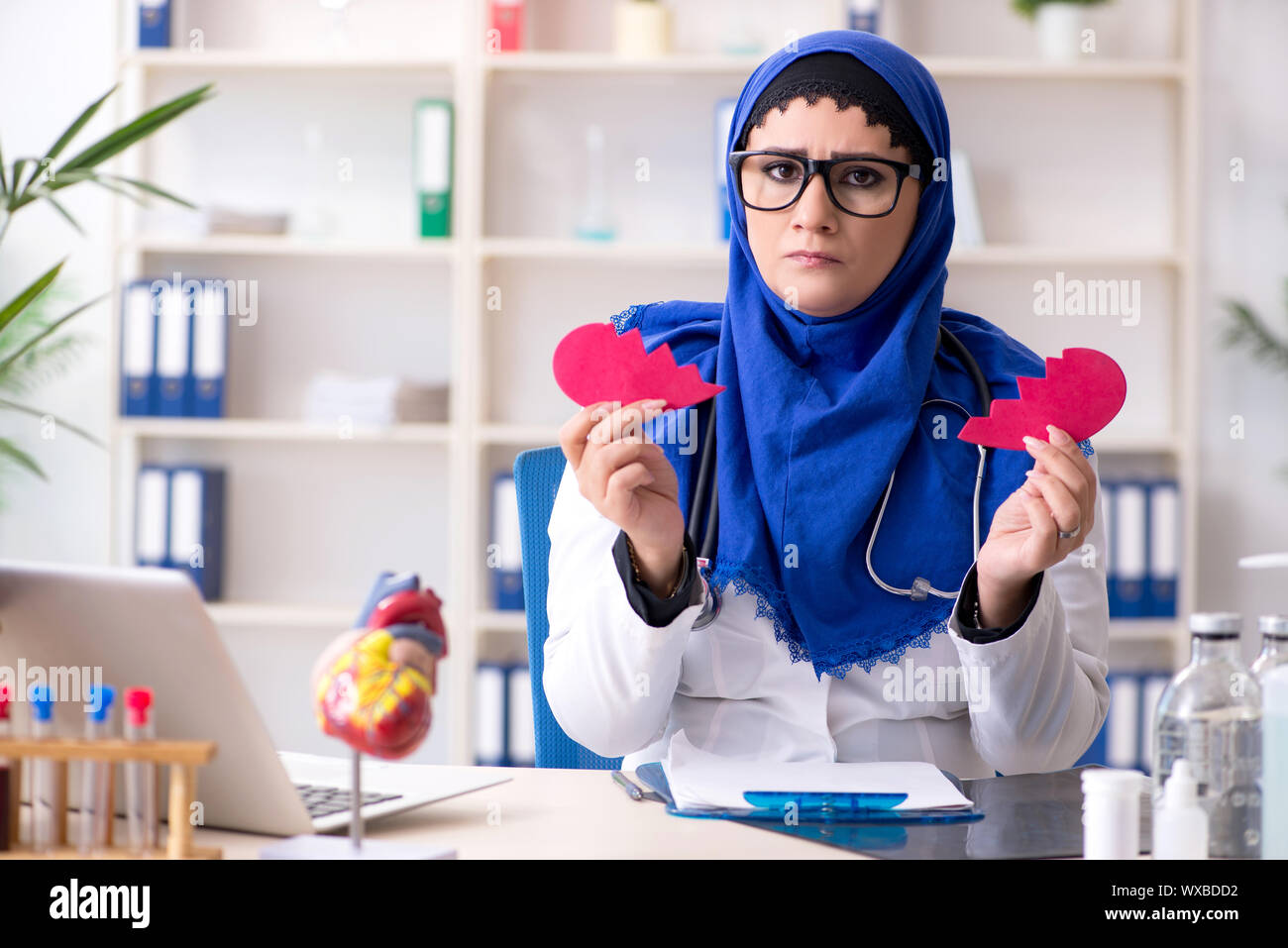 Medico donna in hijab lavorando in ospedale Foto Stock