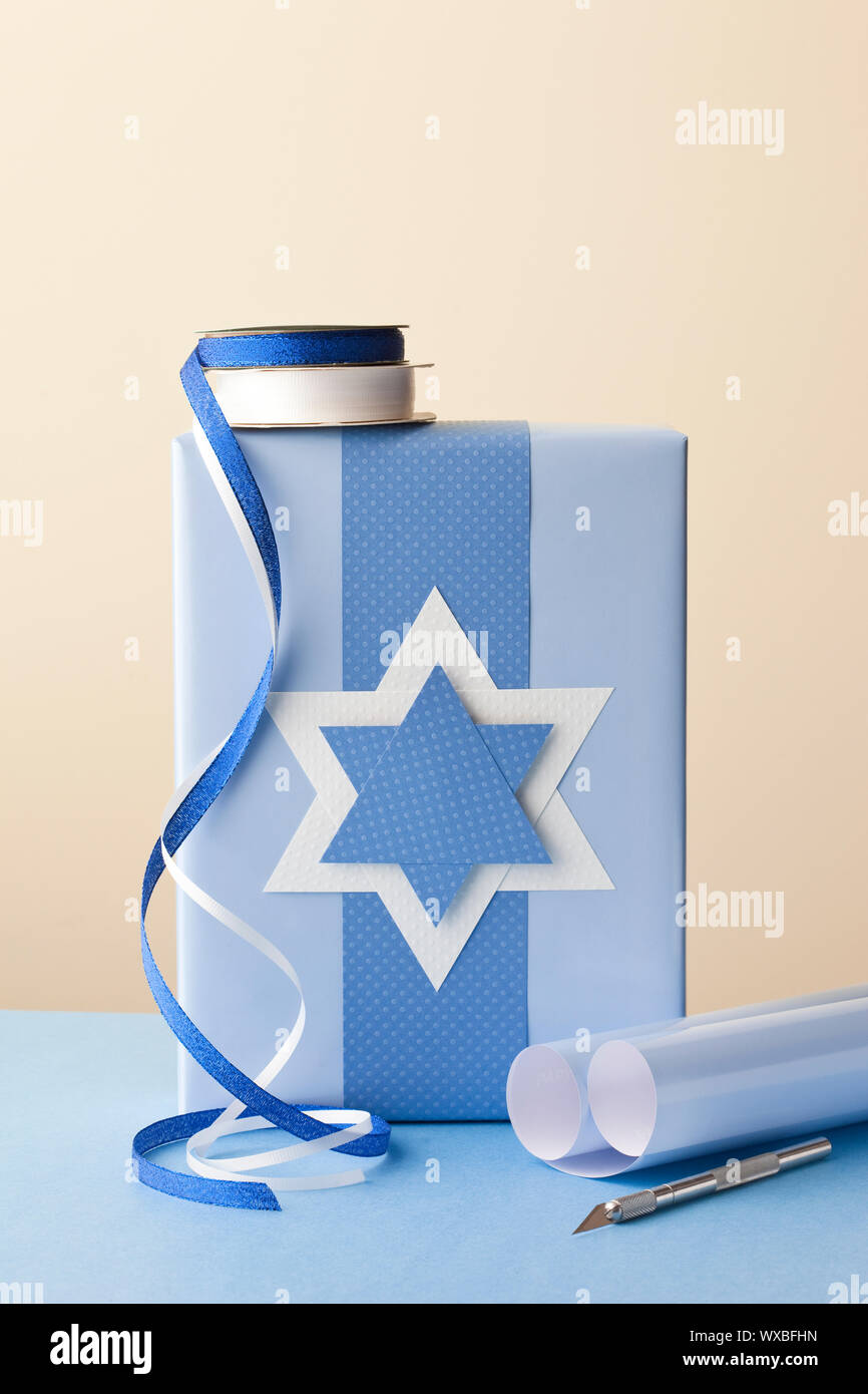 Hanukkah doni presenta la carta di avvolgimento e dei nastri dei mestieri di carta Foto Stock