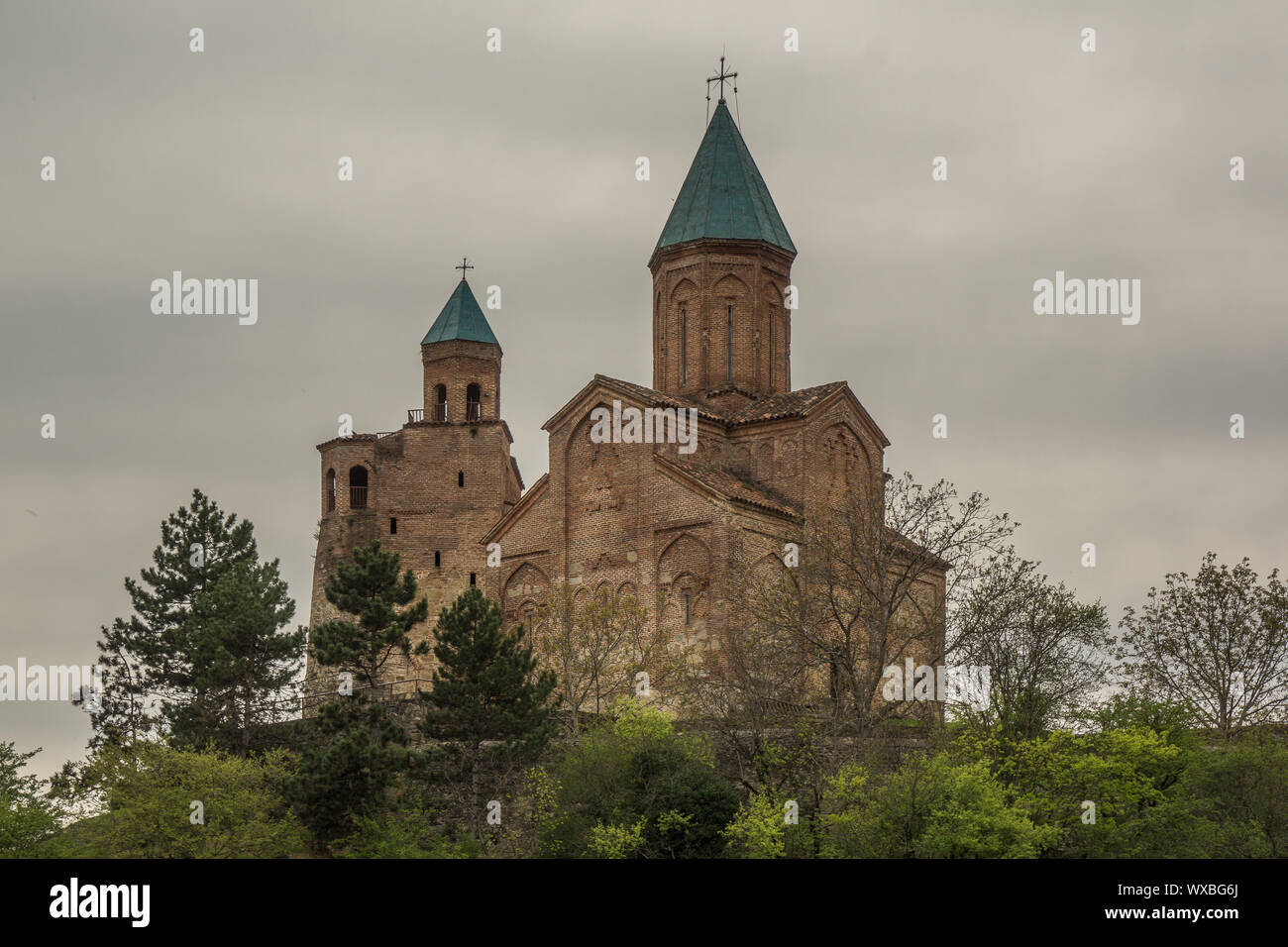 Chiesa ortodossa con cielo grigio sfondo Foto Stock
