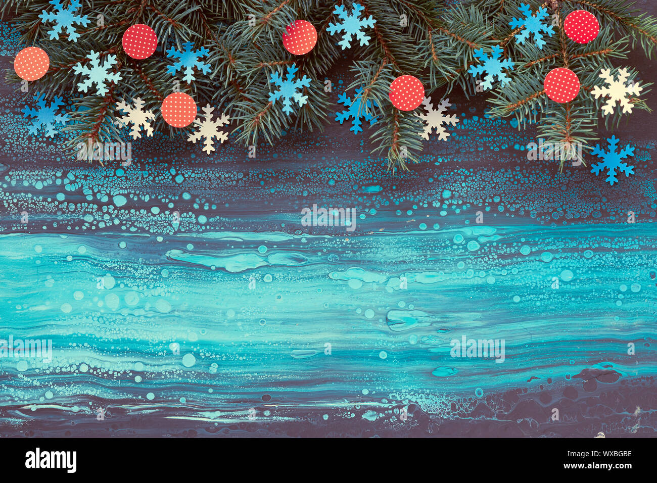 Sfondo Inverno, piatto di laici che, vista dall'alto su albero di Natale ramoscelli decorate con carta e baubles di fiocchi di neve, copy-spazio Foto Stock