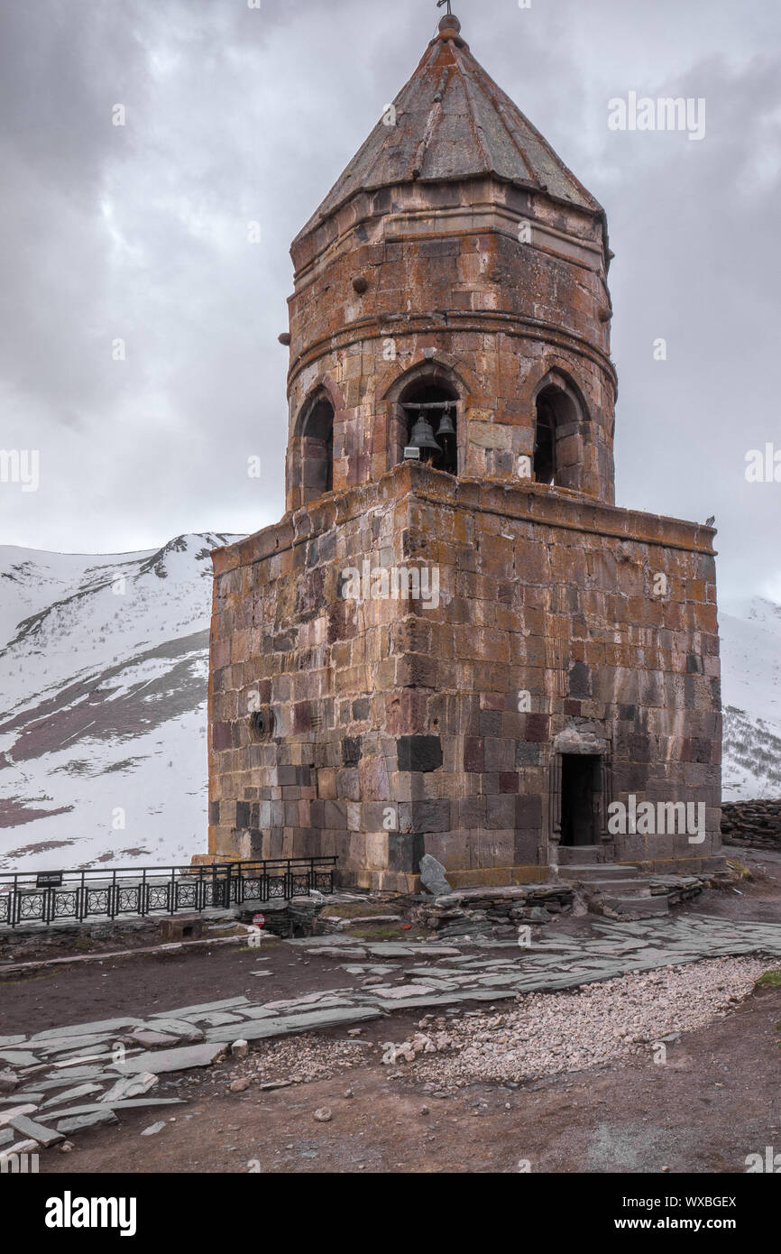 Cappella gergeti torre di guardia di fronte all mountain Foto Stock