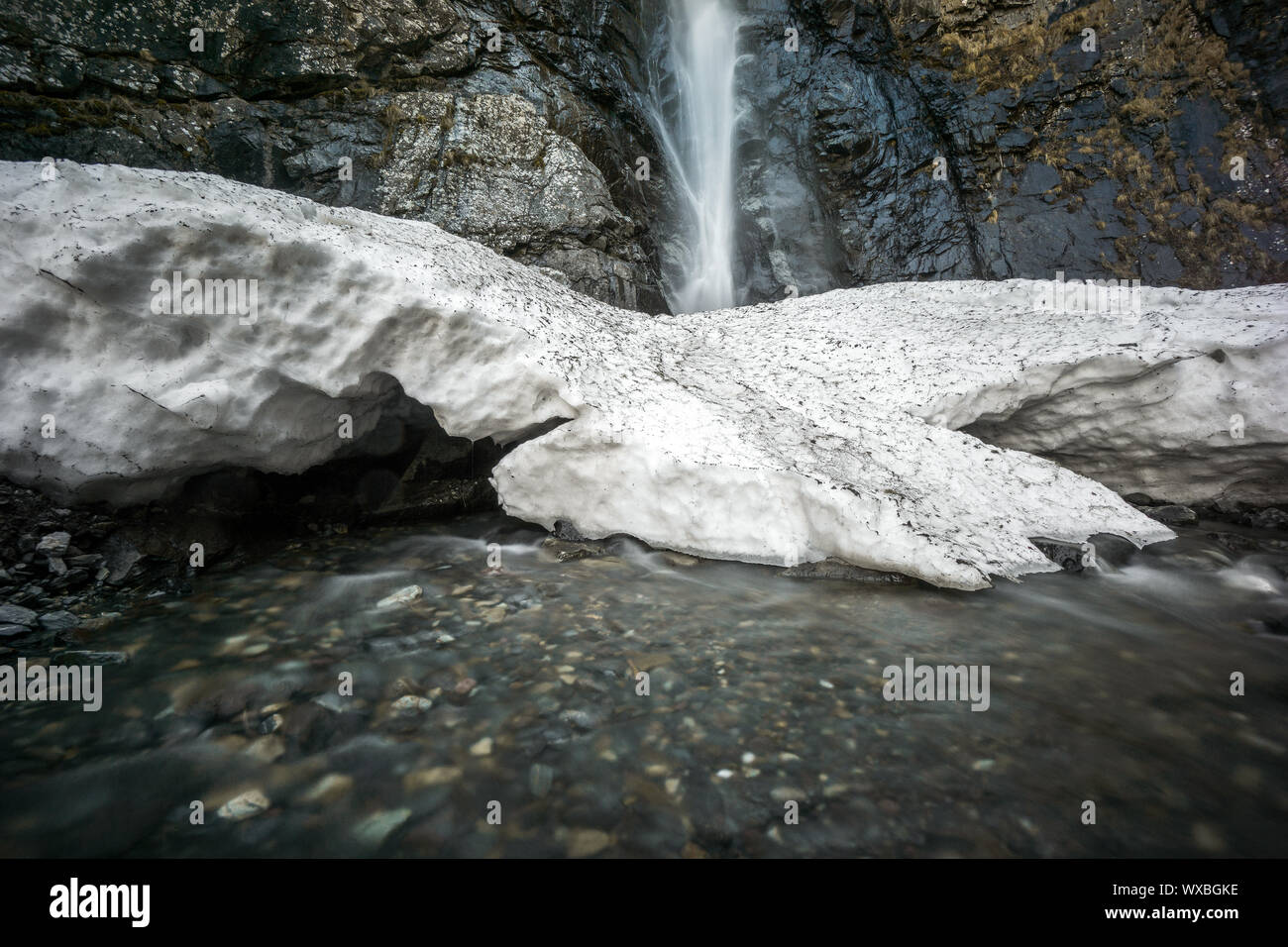 Blocco di ghiaccio davanti a cascata gveleti Foto Stock