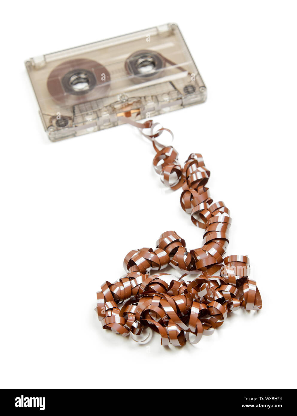 Trasparente Vintage cassetta compatta con tirato fuori il nastro su sfondo bianco Foto Stock