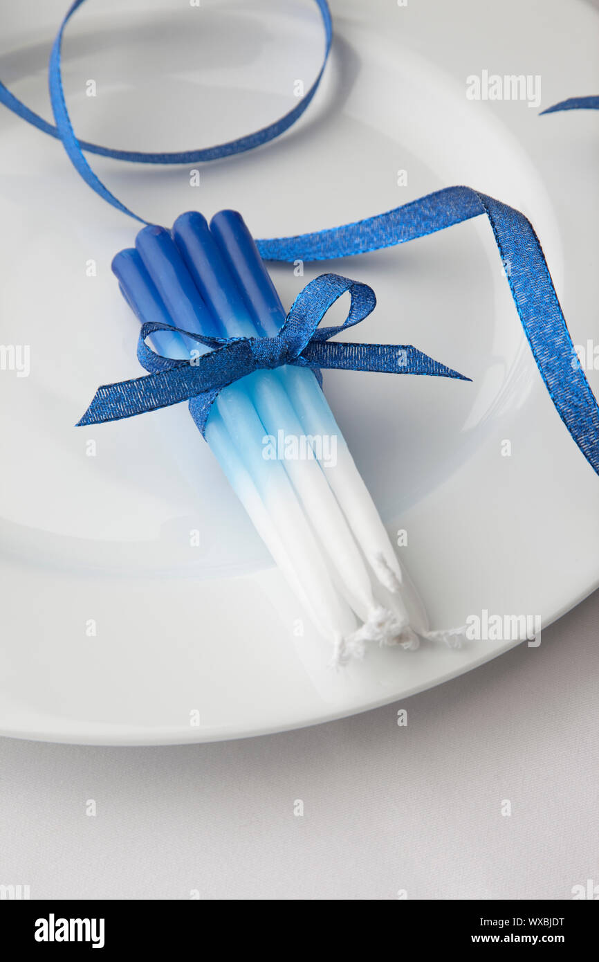 Hanukkah candele dono presente su sfondo bianco festività ebraiche tradizioni Foto Stock