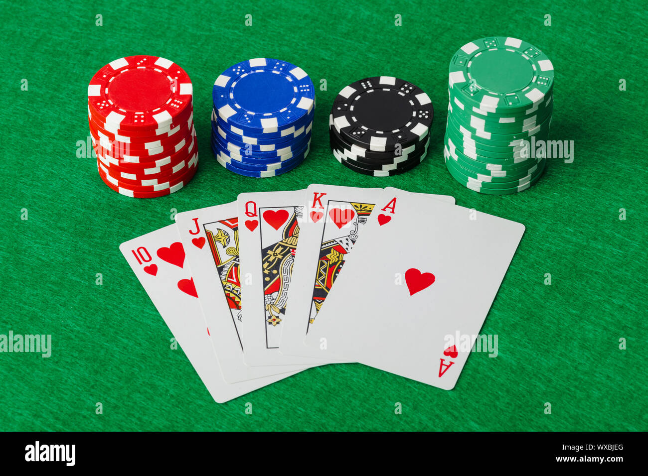 Fiches del casinò e giocare a carte sul tavolo verde Foto Stock