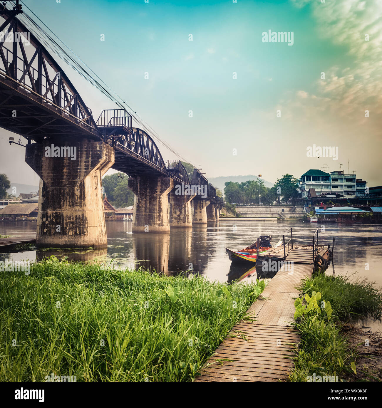 Il ponte sul fiume Kwai a sunrise. Stazione ferroviaria di Kanchanaburi, Thailandia Foto Stock