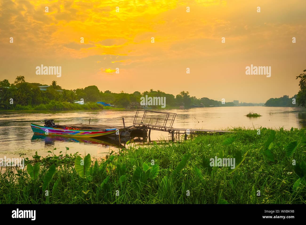 Alba sul fiume Kwai, Kanchanaburi Thailandia Foto Stock