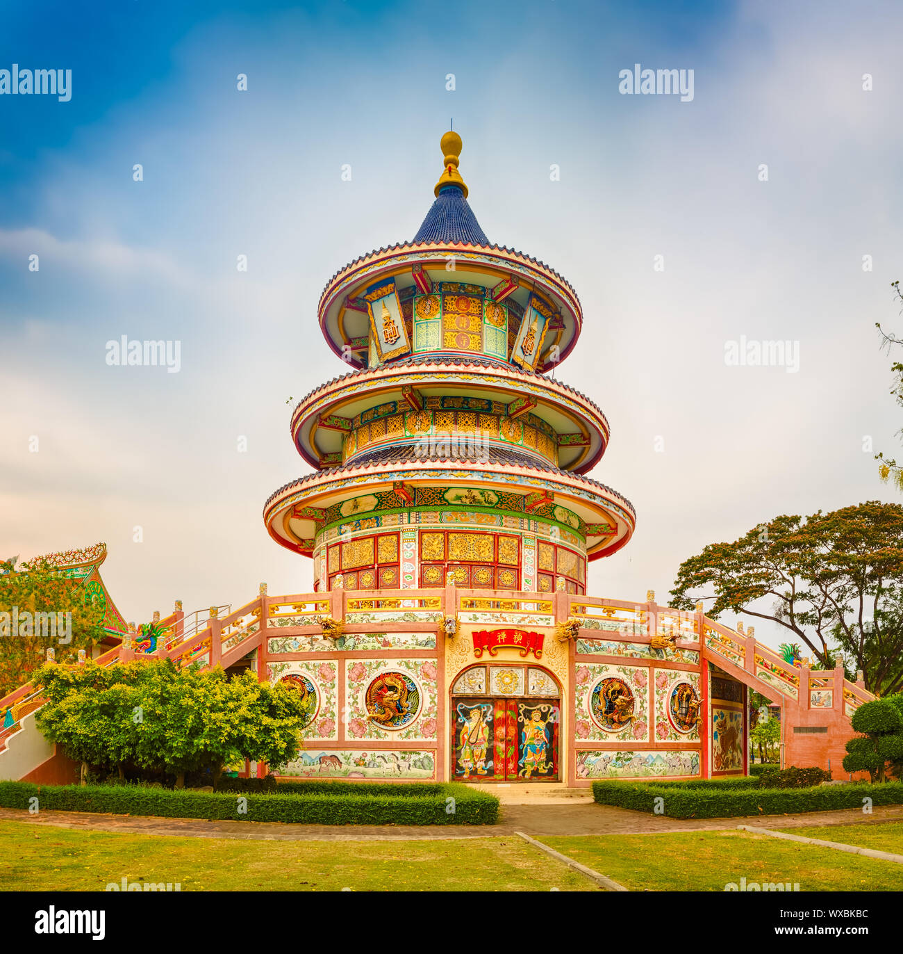 Wat Thaworn Wararam in Kanchanaburi, Thailandia. Panorama Foto Stock