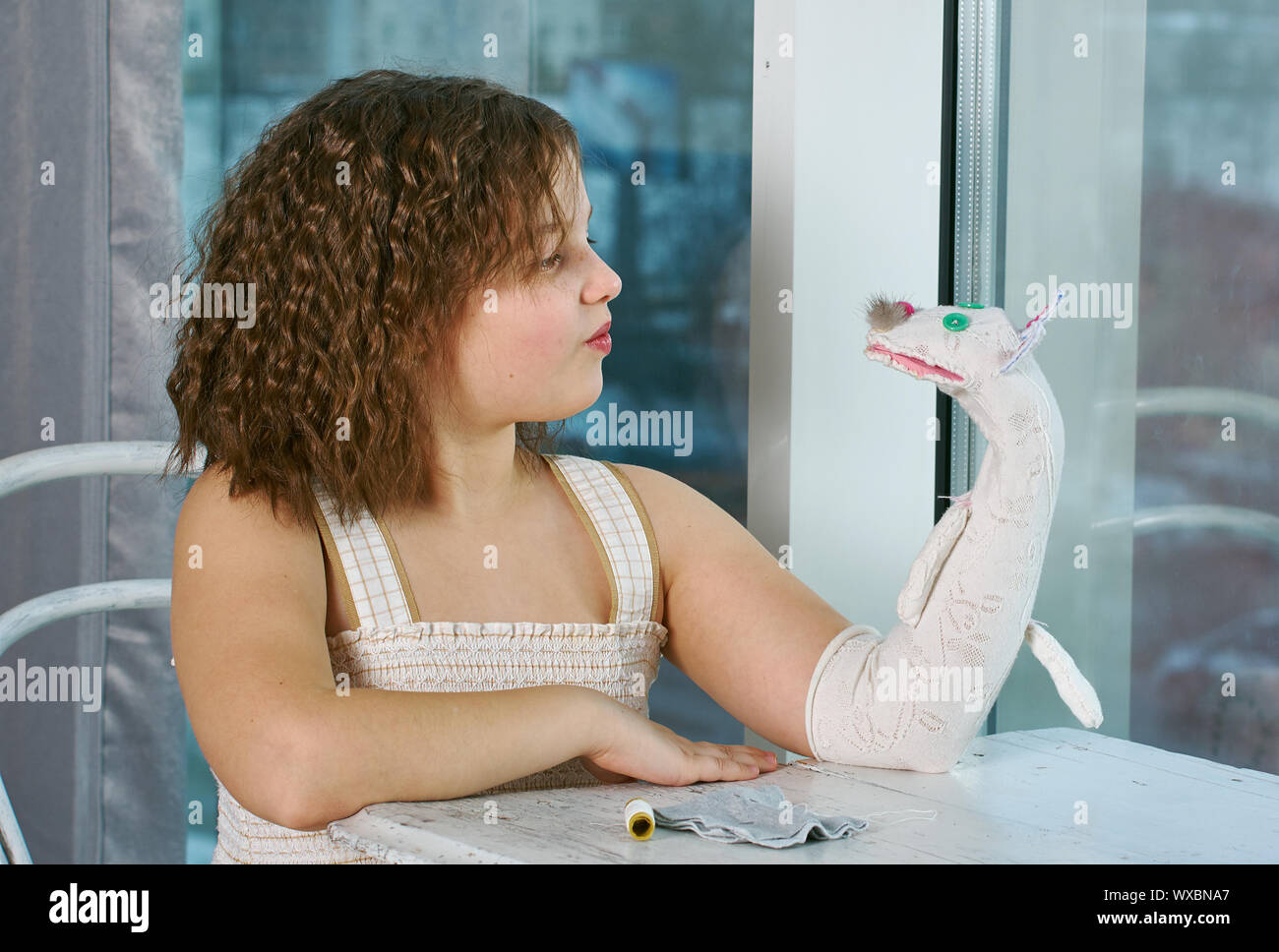 Le piccole bambine con marionette a mano Foto Stock