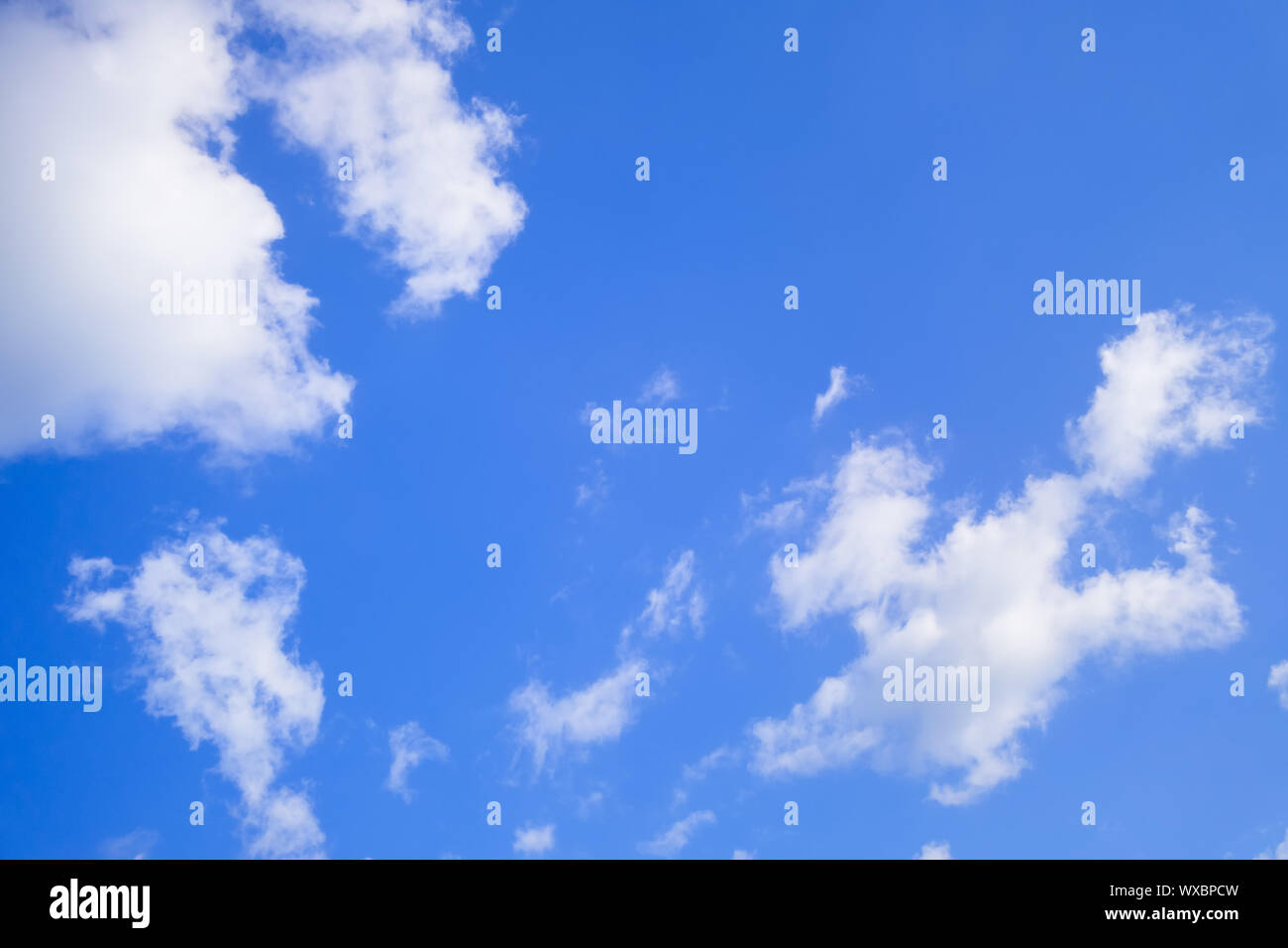 Tipico bel cielo azzurro sfondo nuvole Foto Stock