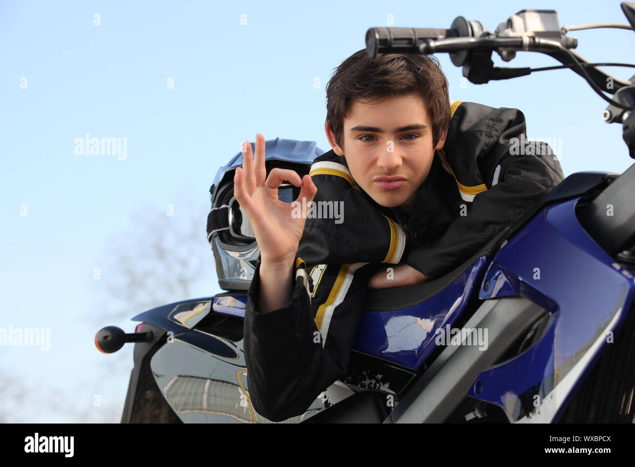 Un biker facendo un segno ok. Foto Stock