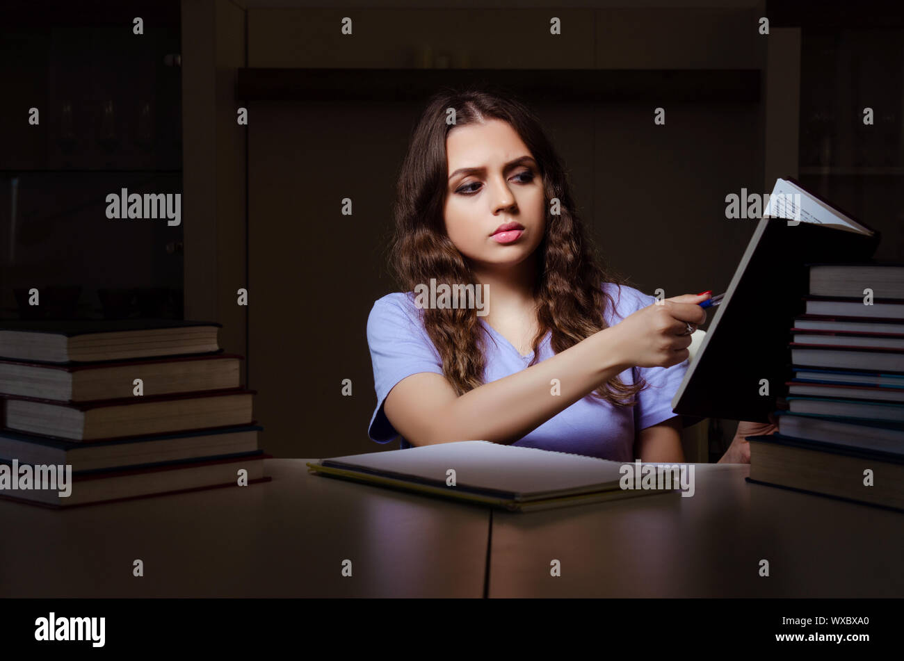 Giovane studentessa la preparazione per gli esami di fine a casa Foto Stock