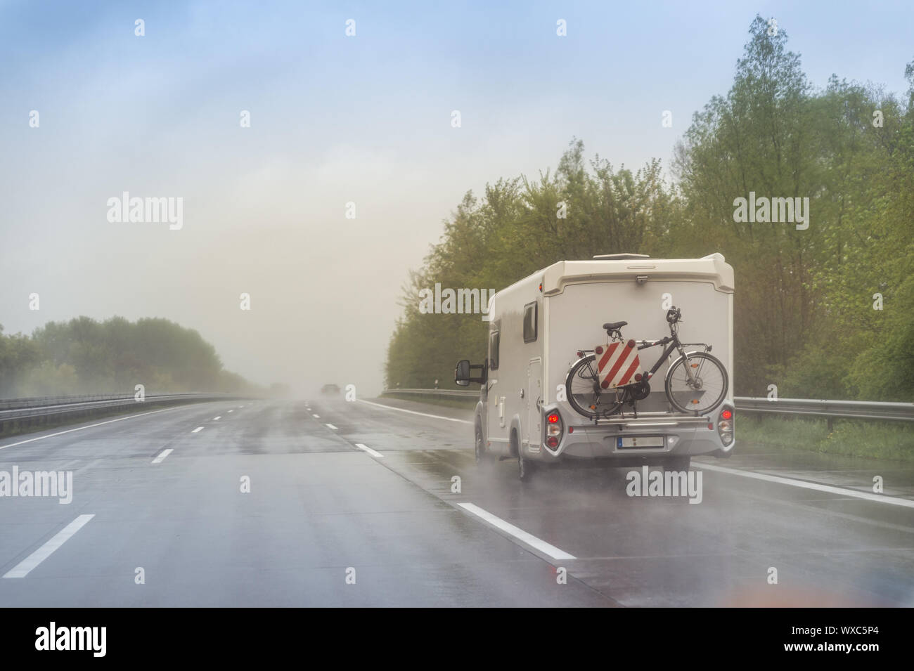 Mobile home in autostrada sotto la pioggia Foto Stock