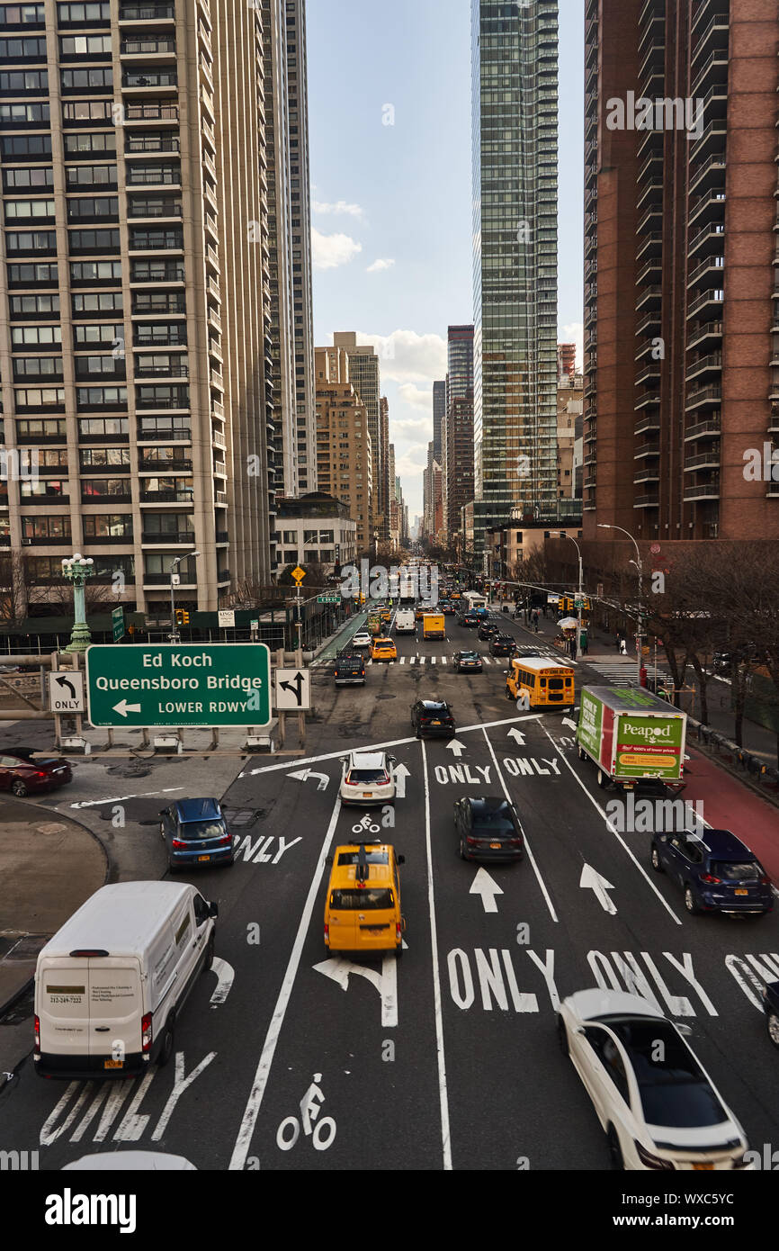 Street a New York City con il traffico Foto Stock