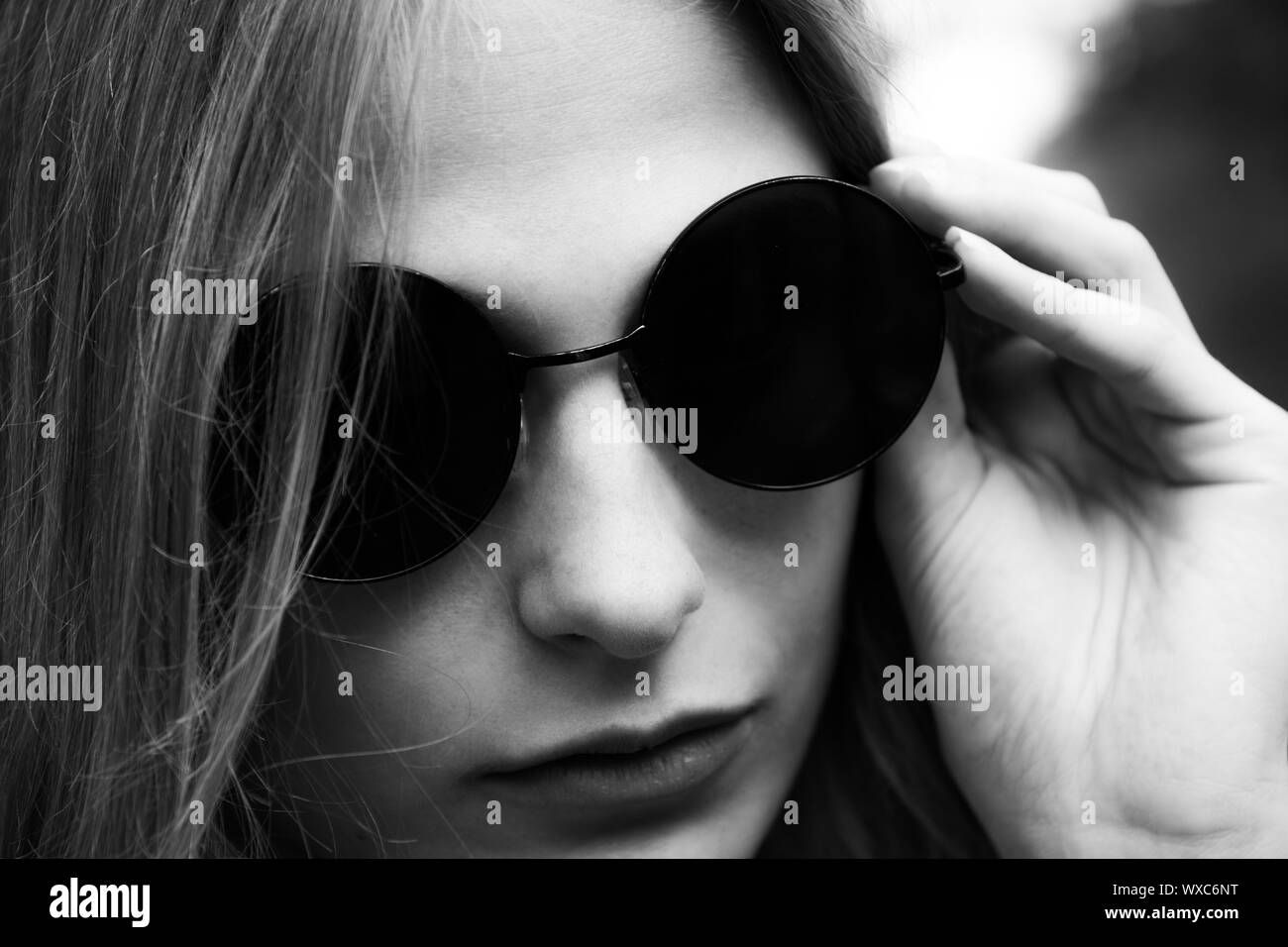 Moda giovane donna che indossa gli occhiali da sole Foto Stock