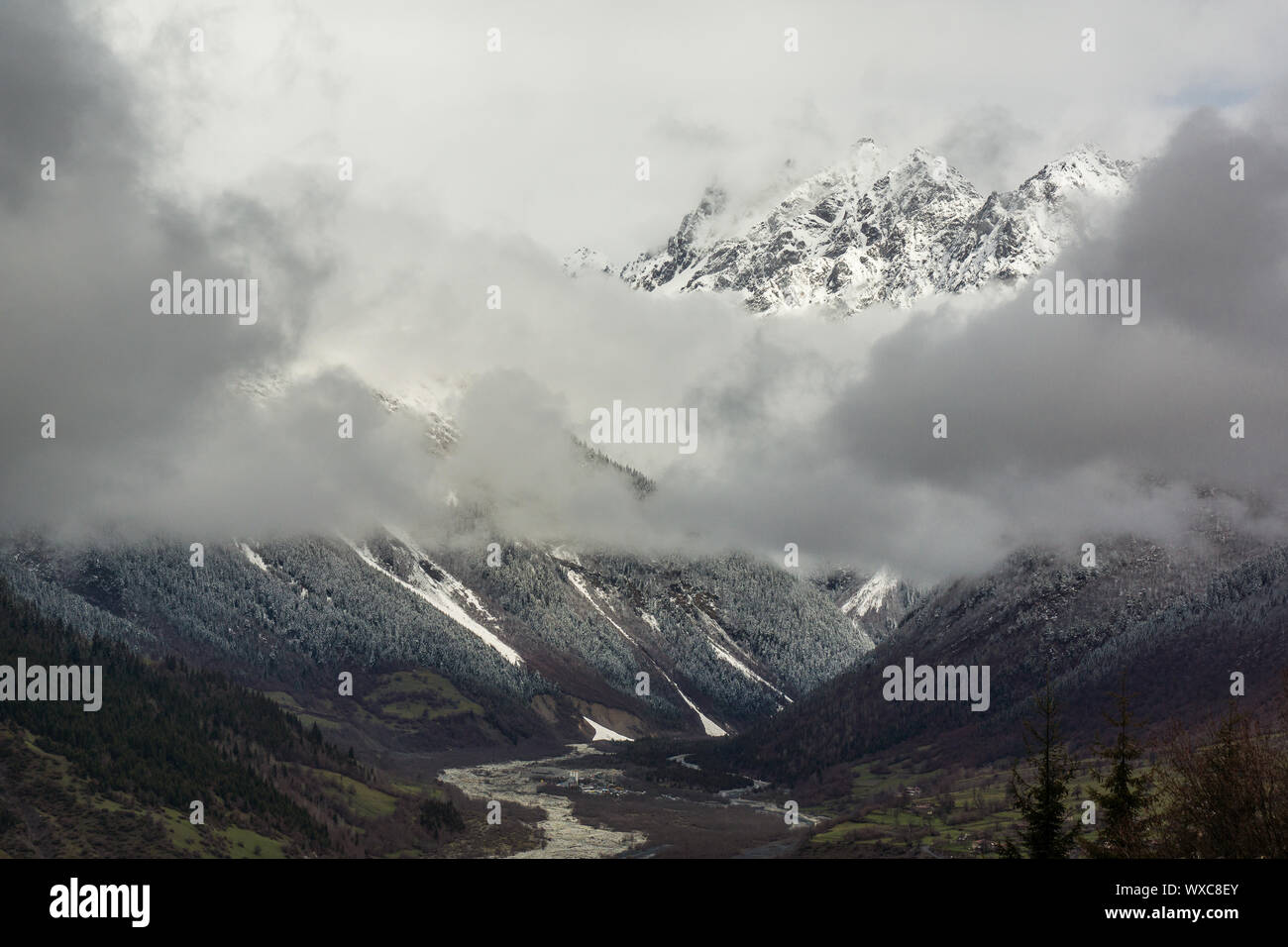 Nuvole di fronte di montagna nel Caucaso Foto Stock
