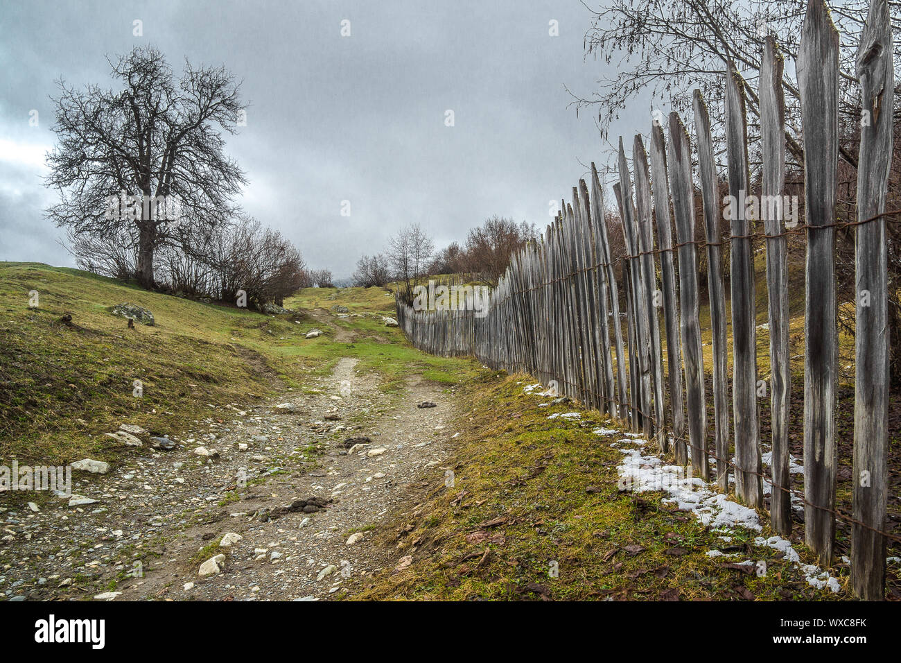 Il vecchio percorso e recinzione in legno in mestia Foto Stock