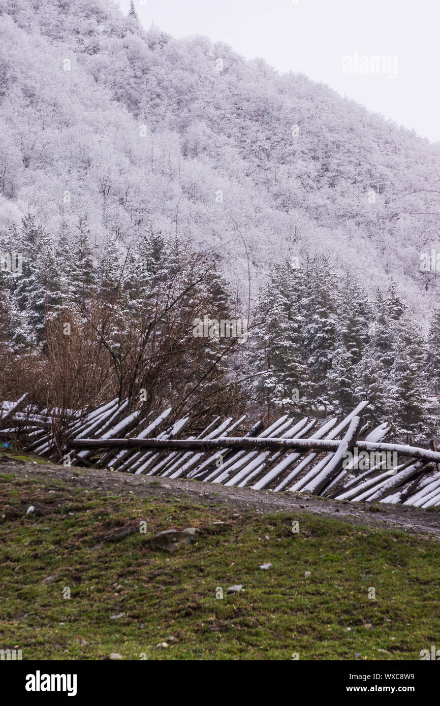 Rotture di recinzione in mestia coperte di neve Foto Stock