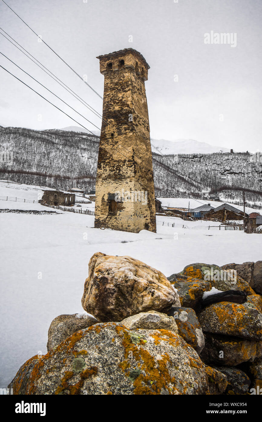 Ushguli torre di difesa sul campo nevoso Foto Stock