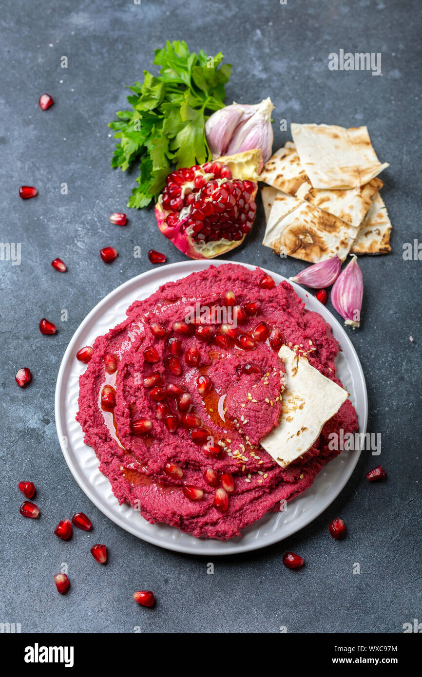 In casa tradizionale hummus di barbabietole. Foto Stock