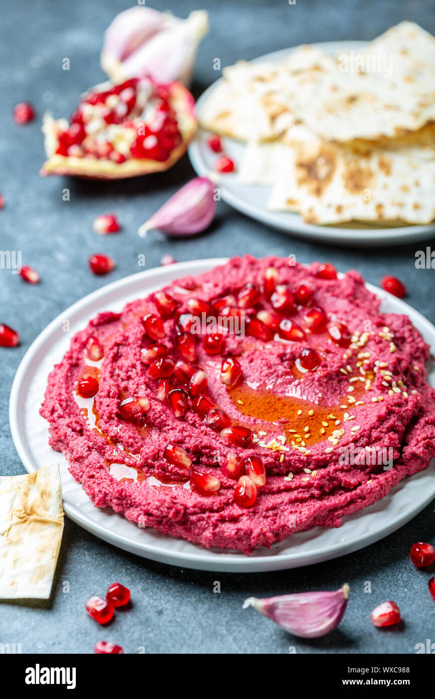 Tradizionali fatti in casa hummus di barbabietole. Foto Stock