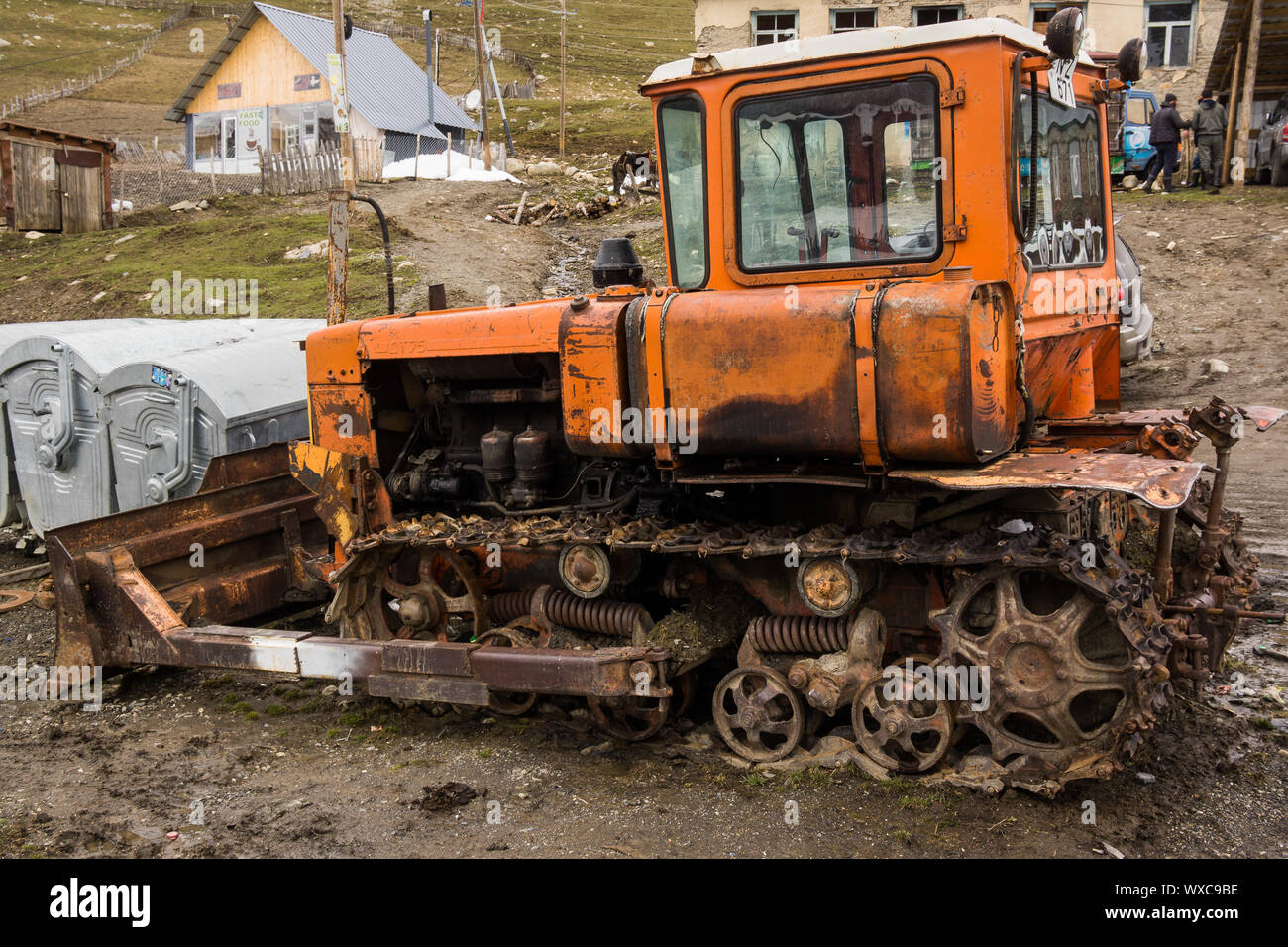 Vecchio bulldozer in ushguli Foto Stock