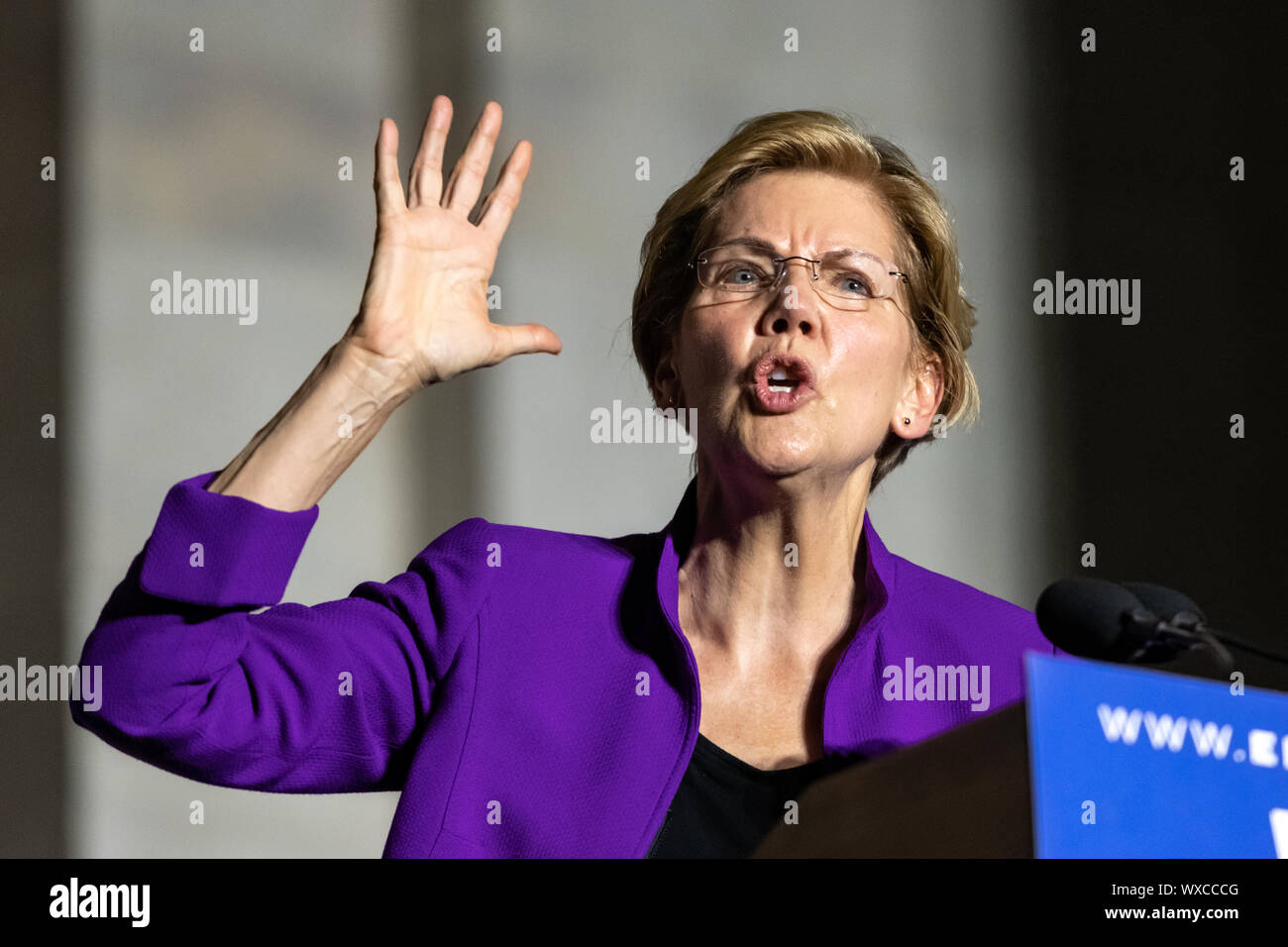 New York, Stati Uniti d'America, 16 settembre 2019. Il Senatore del Massachusetts e candidato presidenziale democratico Elizabeth Warren affronta una campagna di rally in New York Washington Square Park. Credito: Enrique Shore/Alamy Live News Foto Stock