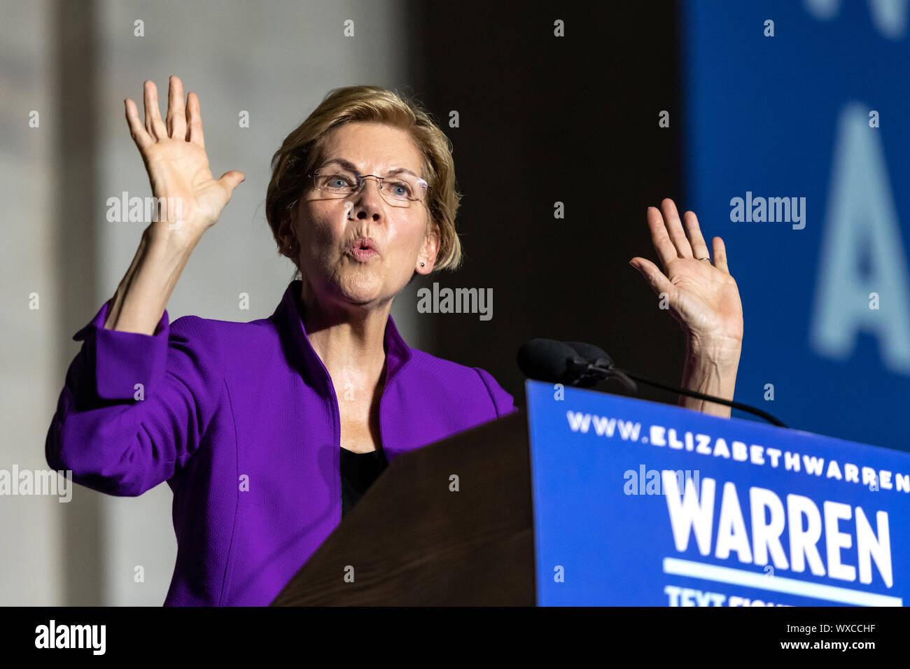 New York, Stati Uniti d'America, 16 settembre 2019. Il Senatore del Massachusetts e candidato presidenziale democratico Elizabeth Warren affronta una campagna di rally in New York Washington Square Park. Credito: Enrique Shore/Alamy Live News Foto Stock