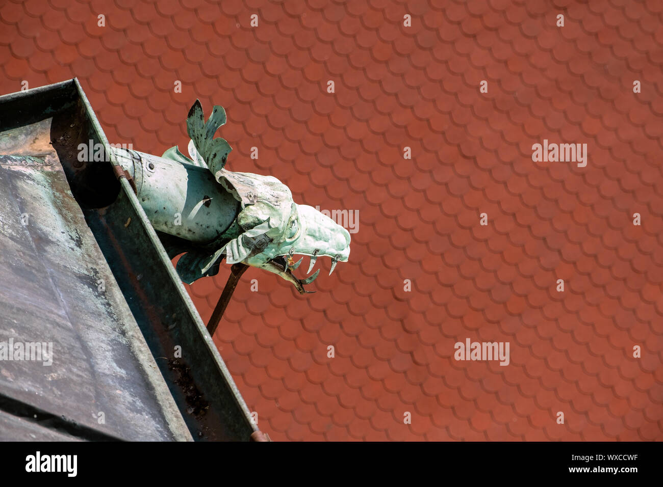 BRATISLAVA, Slovacchia - 18 agosto 2019: un gargoyle dalla torre di Michael's Gate Foto Stock