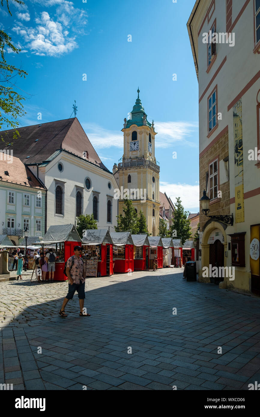 BRATISLAVA, Slovacchia - 18 agosto 2019: Vecchio Municipio è un complesso di edifici del XIV secolo. Esso è il più antico municipio nel paese Foto Stock