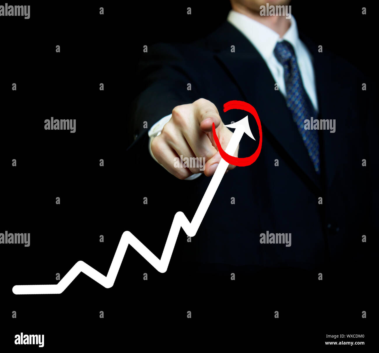Imprenditore evidenziando la crescita aziendale su un grafico Foto Stock