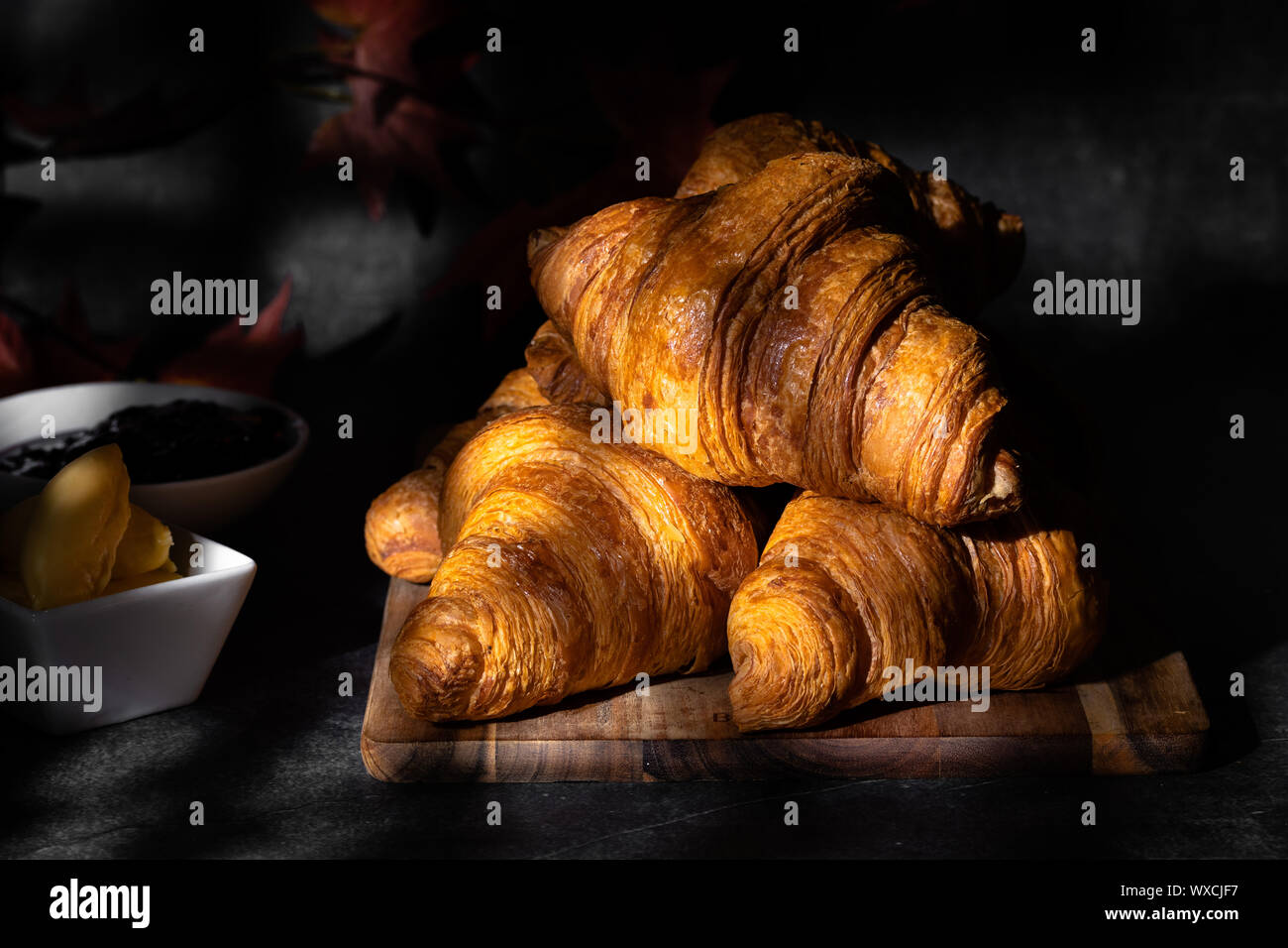 Pila di croissant al sole del mattino Foto Stock