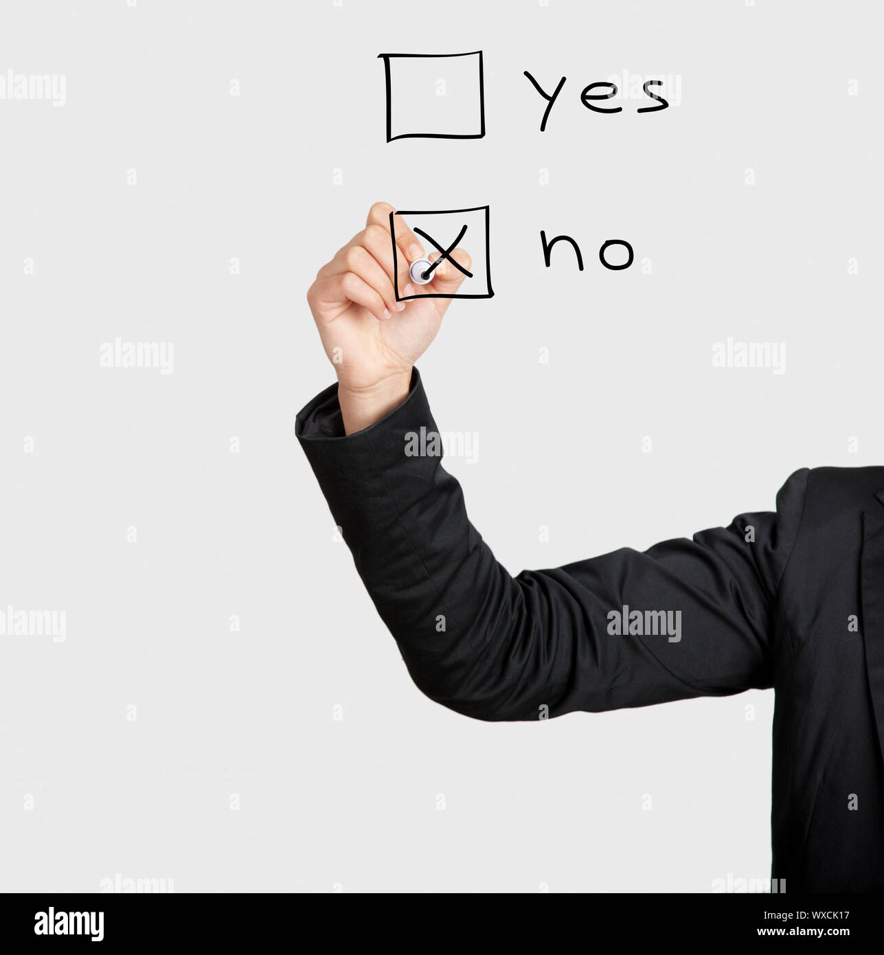 Bella donna scrivendo il suo voto sulla scheda di vetro con un marcatore Foto Stock