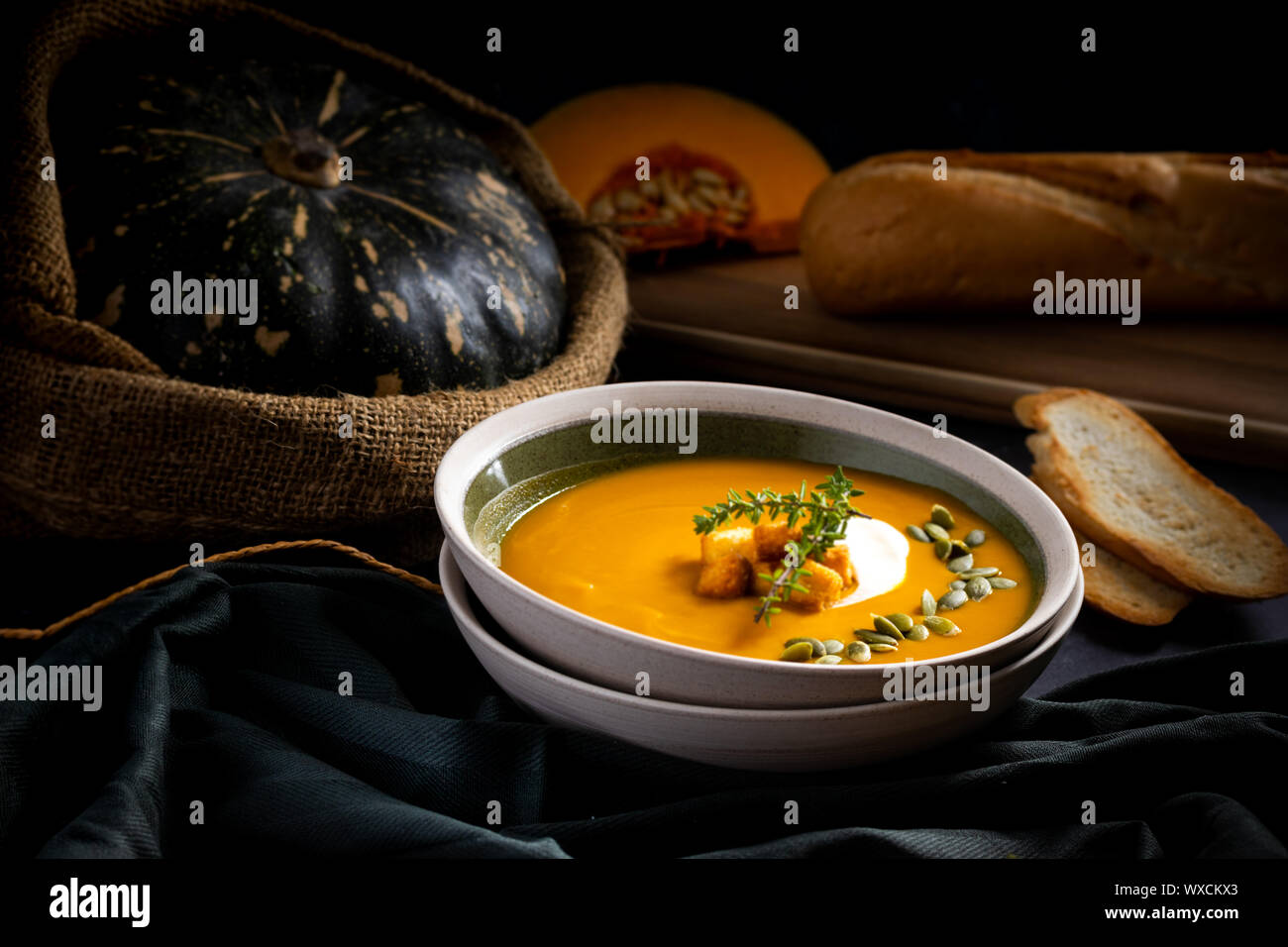 Zuppa di zucca in un ambiente caldo ed accogliente Foto Stock