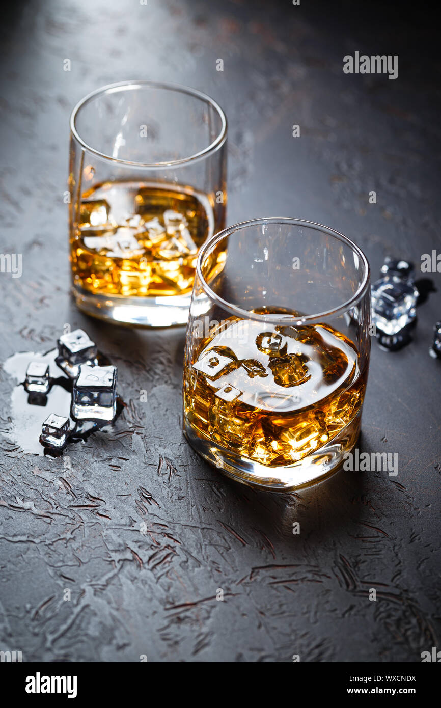 Bicchieri di whiskey con ghiaccio Foto Stock