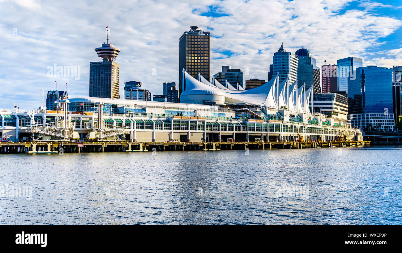Tramonto sulla Skyline con edifici alti e il Canada Place Cruise Terminal nel centro cittadino di Vancouver, BC. Vista dal porto di una nave da crociera Foto Stock