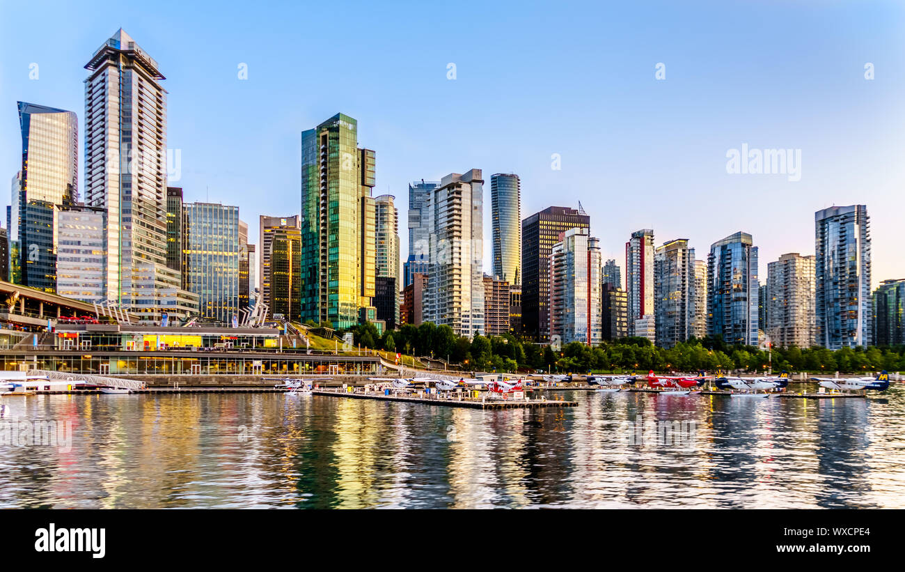 Tramonto sul alti edifici che formano il centro e il porto di carbone skyline. Vista dal porto di una nave da crociera nel porto di Vancouver in BC Foto Stock