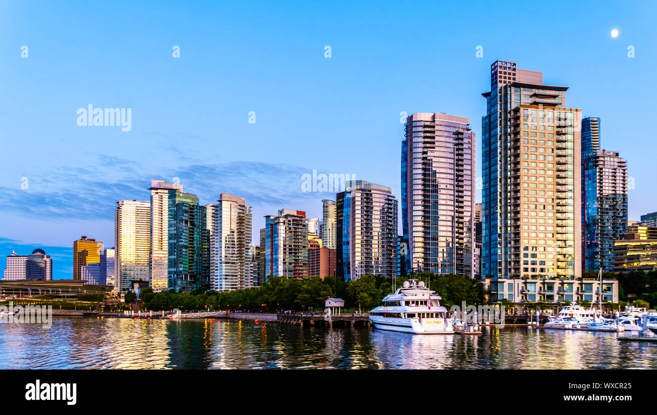 Tramonto sul alti edifici che formano il centro e il porto di carbone skyline. Vista dal porto di una nave da crociera nel porto di Vancouver in BC Foto Stock