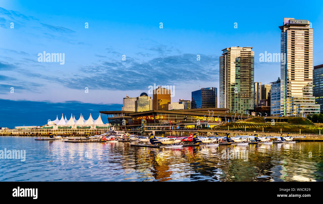 Tramonto sul alti edifici che formano il centro e il porto di carbone skyline. Vista dal porto di una nave da crociera nel porto di Vancouver in BC Foto Stock
