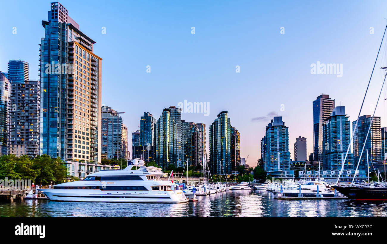 Tramonto sul alti edifici che formano il centro e il porto di carbone skyline. Vista dal porto di una nave da crociera nel porto di Vancouver in BC Foto Stock
