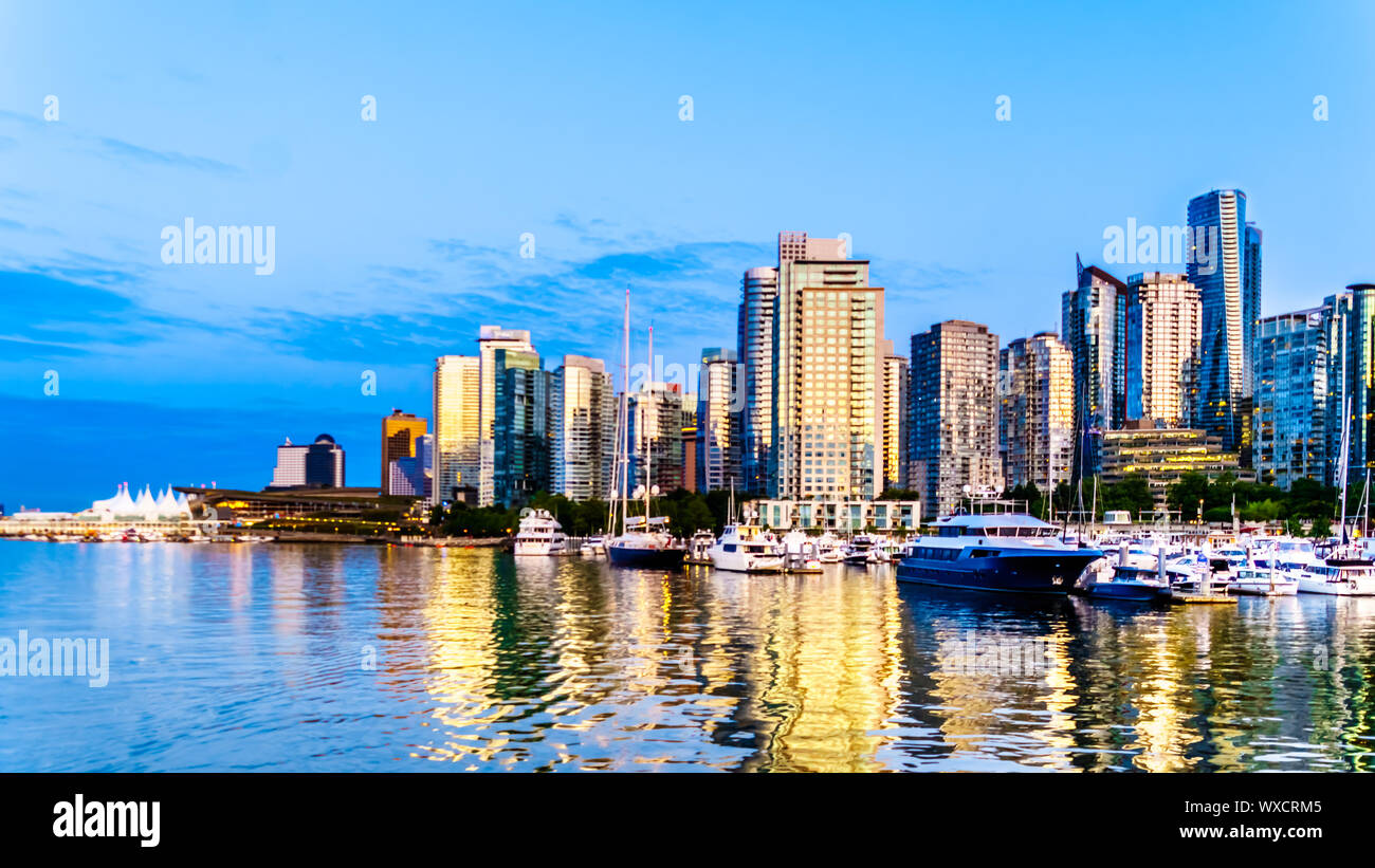 Tramonto sul alti edifici che formano il centro e il porto di carbone skyline. Vista dal porto di una nave da crociera nel porto di Vancouver in BC Foto Stock